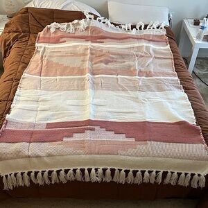 RACHEL Rachel Roy Pink and Cream Geometric Throw Blanket with Tassels